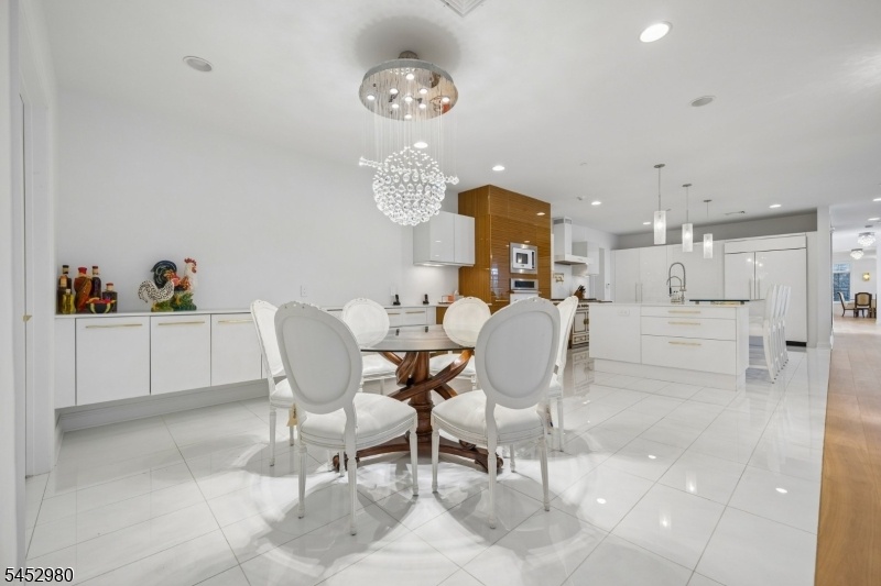 Gourmet Eat-in Kitchen