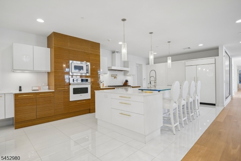 Gourmet Eat-in Kitchen