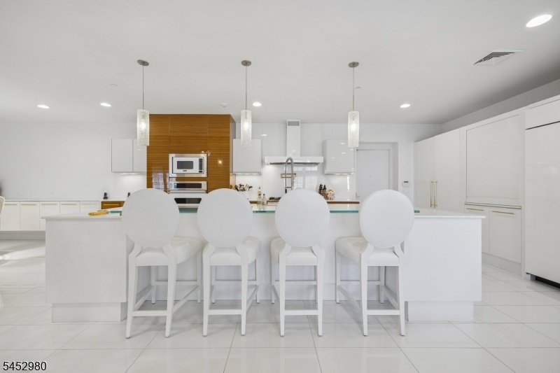 Gourmet Eat-in Kitchen