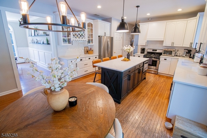 Open Eat-In Kitchen