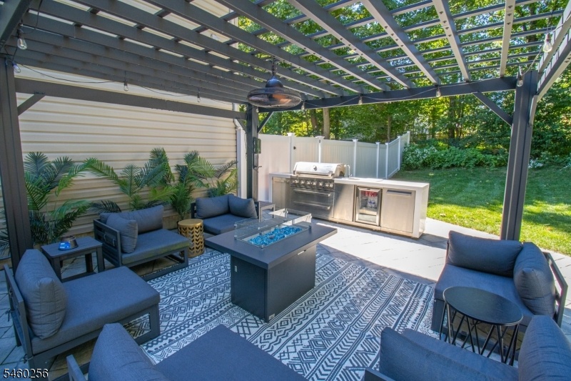 Pergola & Outdoor Kitchen!