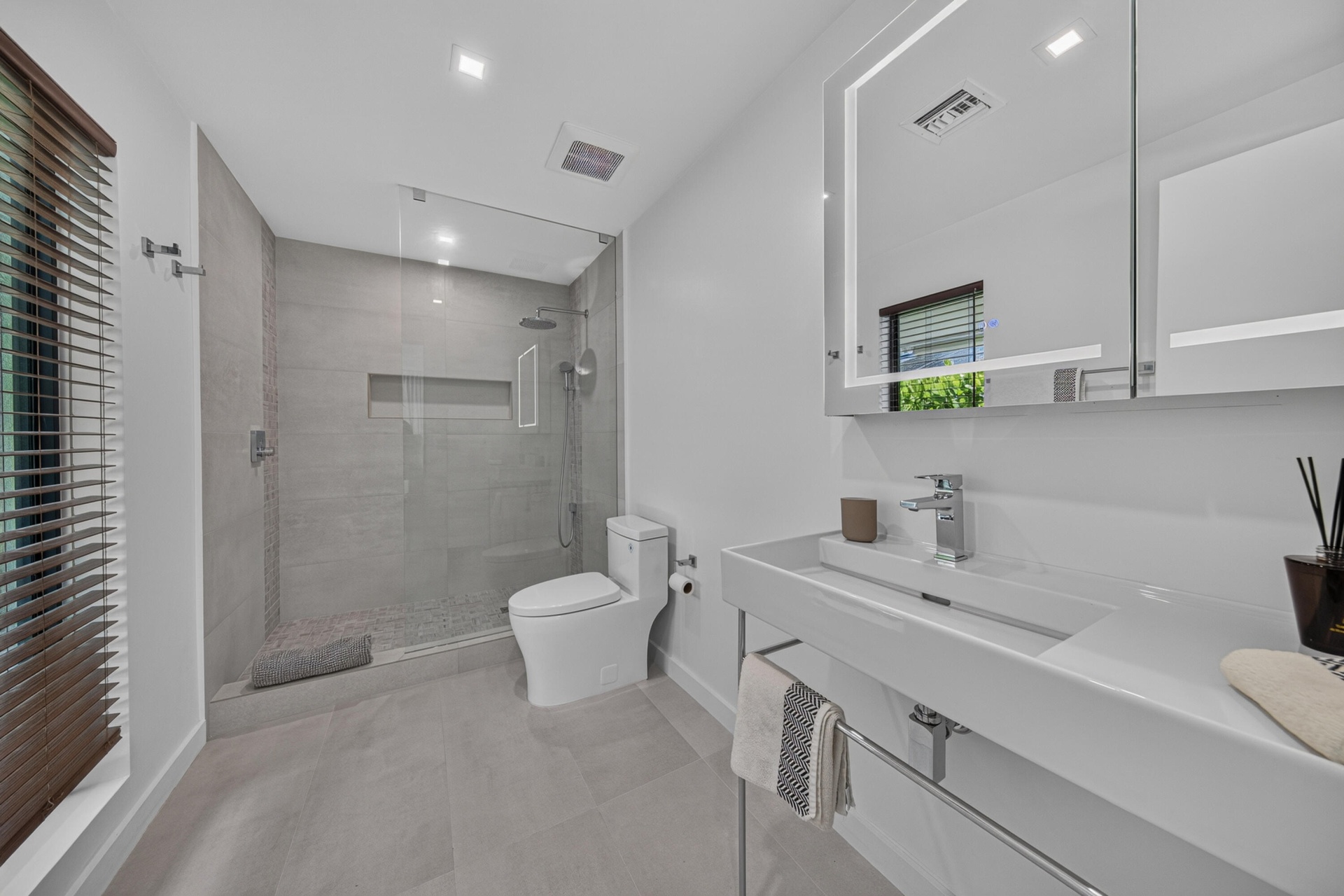 En suite Bathroom in second primary bedroom
