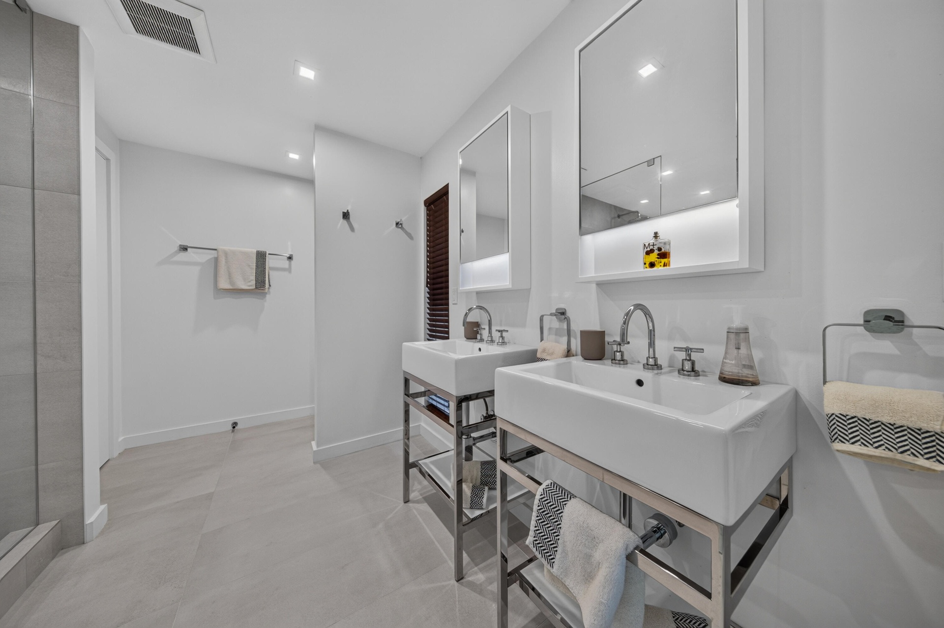 Elegant European style en suite bath in Primary bedroom