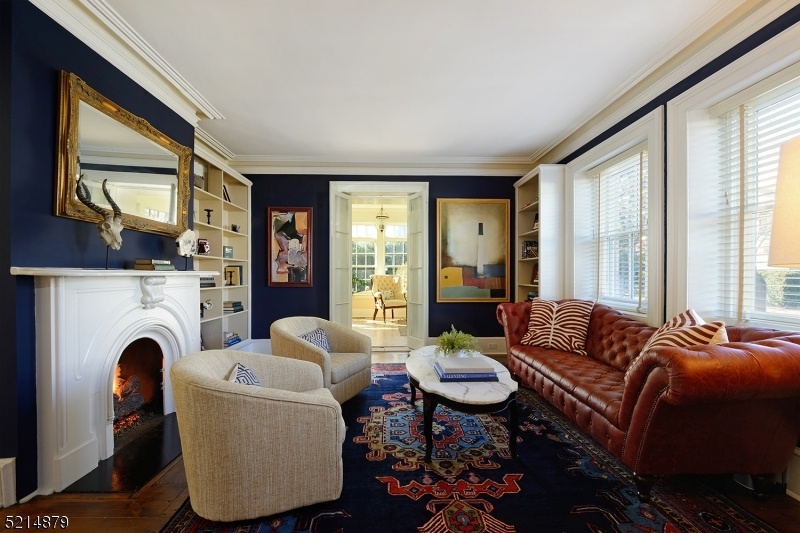 living room / library