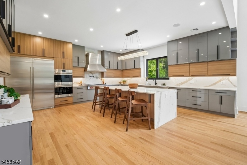 Gourmet Eat-in Kitchen