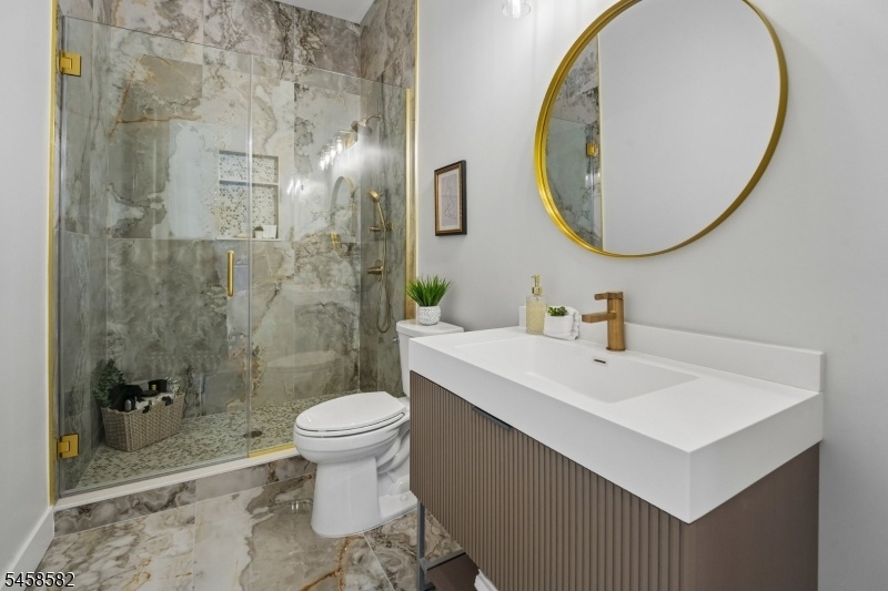 Beautiful Full Bath