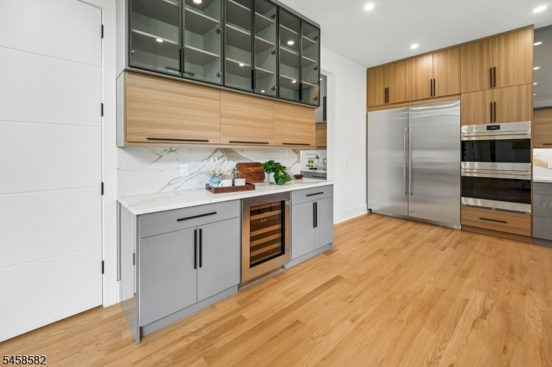 Gourmet Eat-in Kitchen
