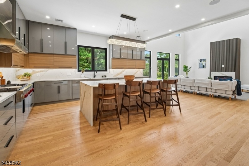 Gourmet Eat-in Kitchen