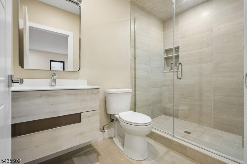 Beautiful Full Bath
