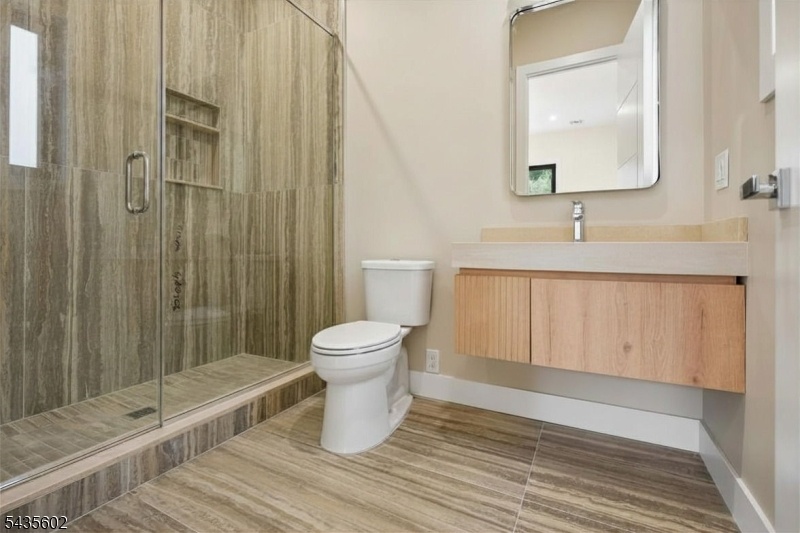 Beautiful Full Bath