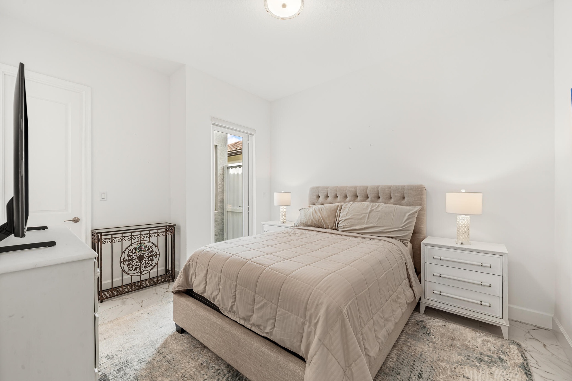 Private guest suite with en-suite bath and courtyard access