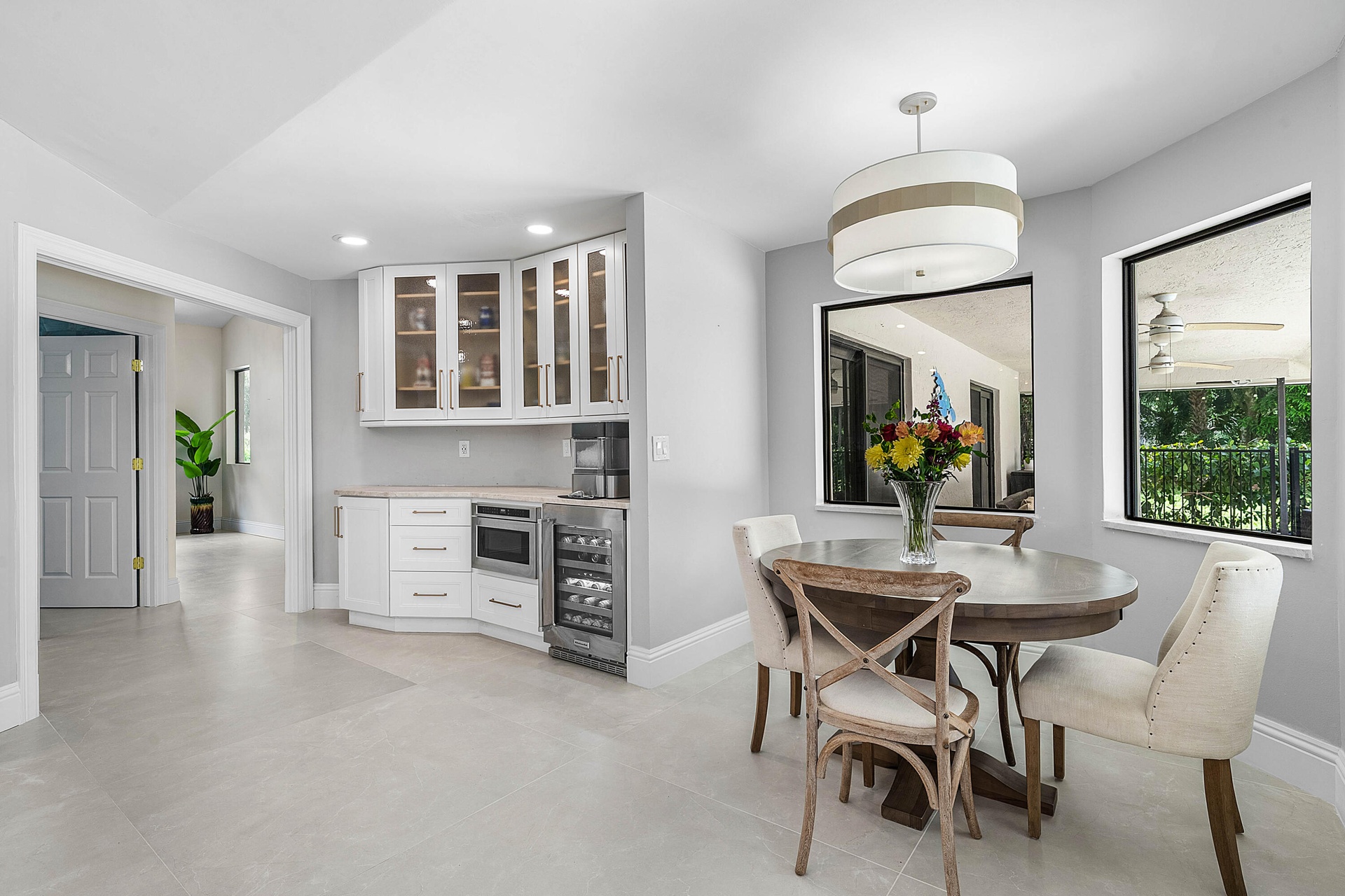 Bar & breakfast nook
