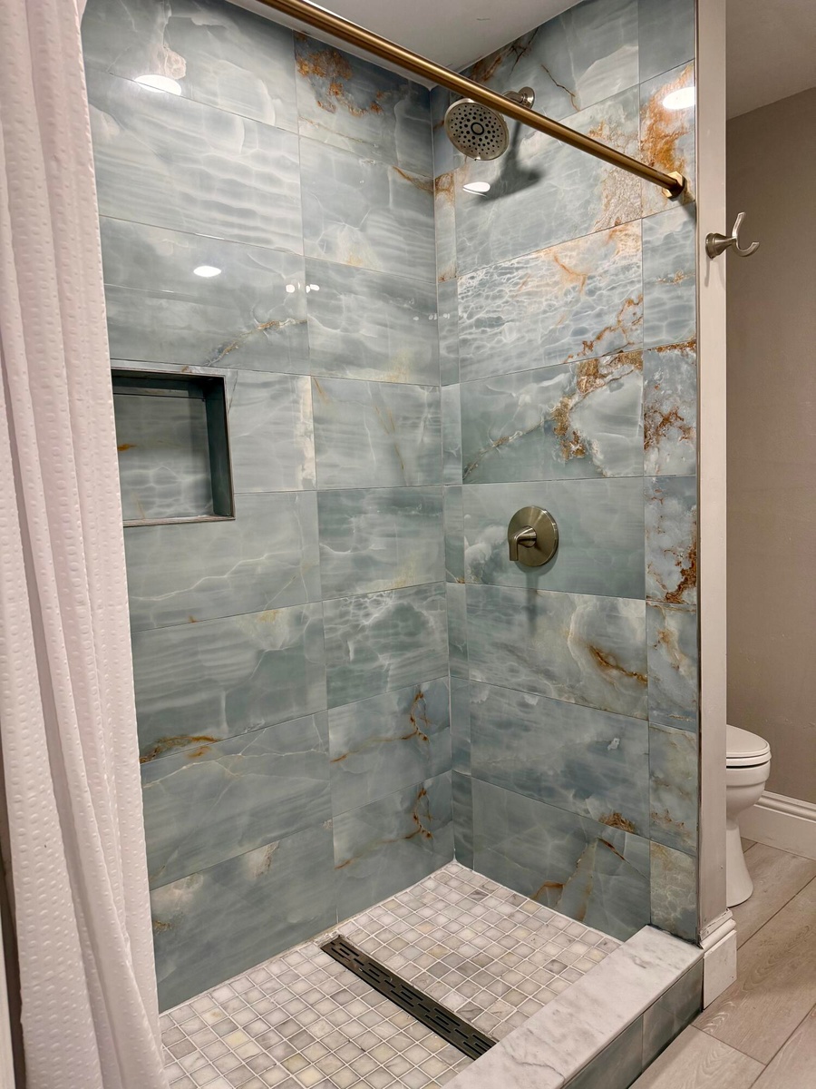 Bedroom 2 en-suite shower