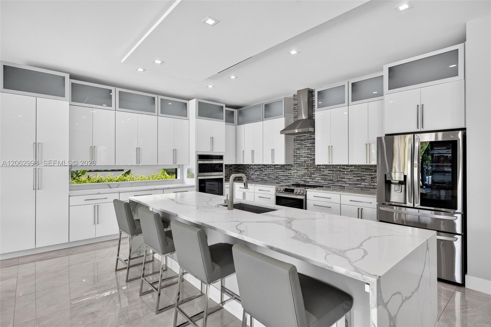 Chef's kitchen w/ counter seating, quartz waterfalls, 2 ovens, pot filler, tons of storage, KraftMaid cabinets