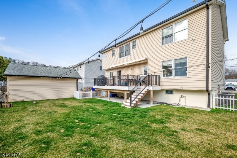 Great backyard w Deck