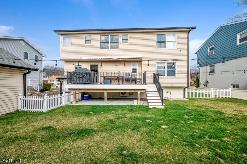 Great backyard w Deck