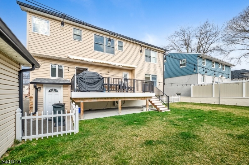 Great backyard w Deck
