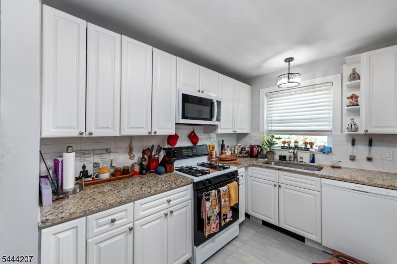 Kitchen with Granite