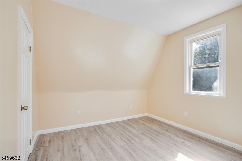 SECOND UNIT BEDROOM