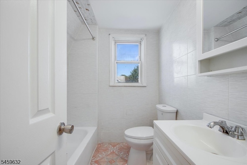 SECOND UNIT BATHROOM