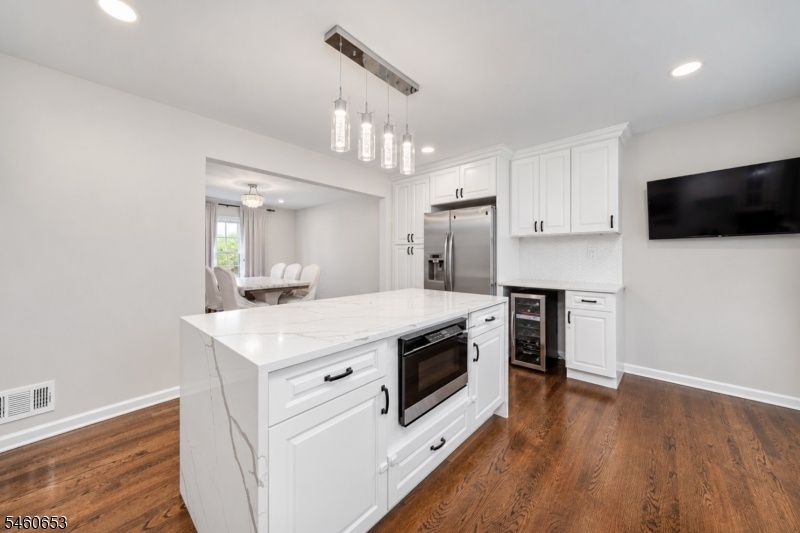 Eat-in Kitchen
