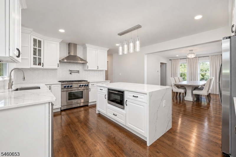 Eat-in Kitchen