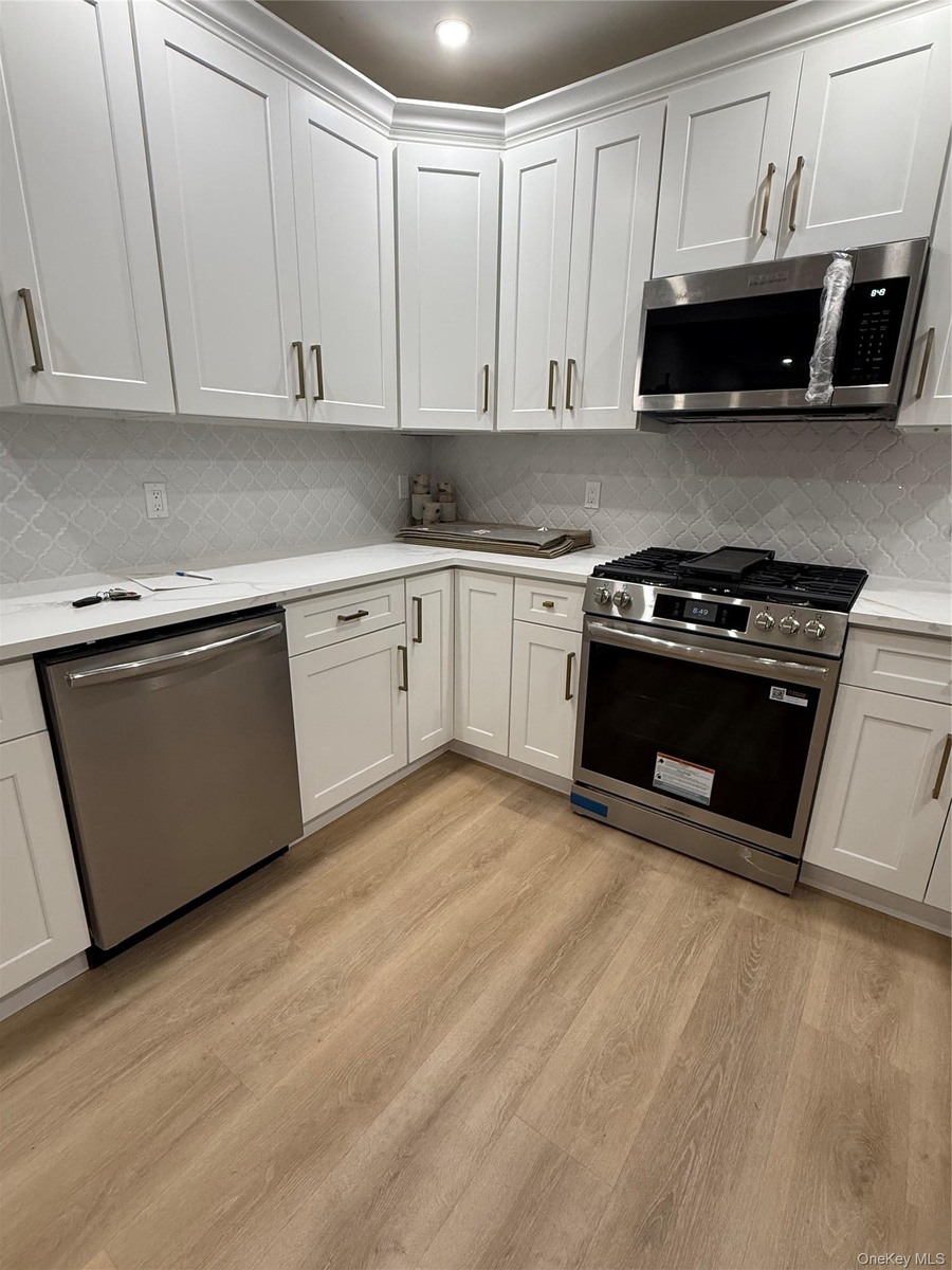 Kitchen w/White Shaker Cabs with Champagne Bronze Hardware