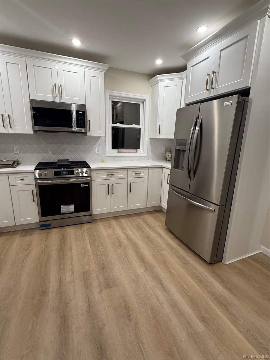 Kitchen w/Quartz C-Top, Tiled Backsplash