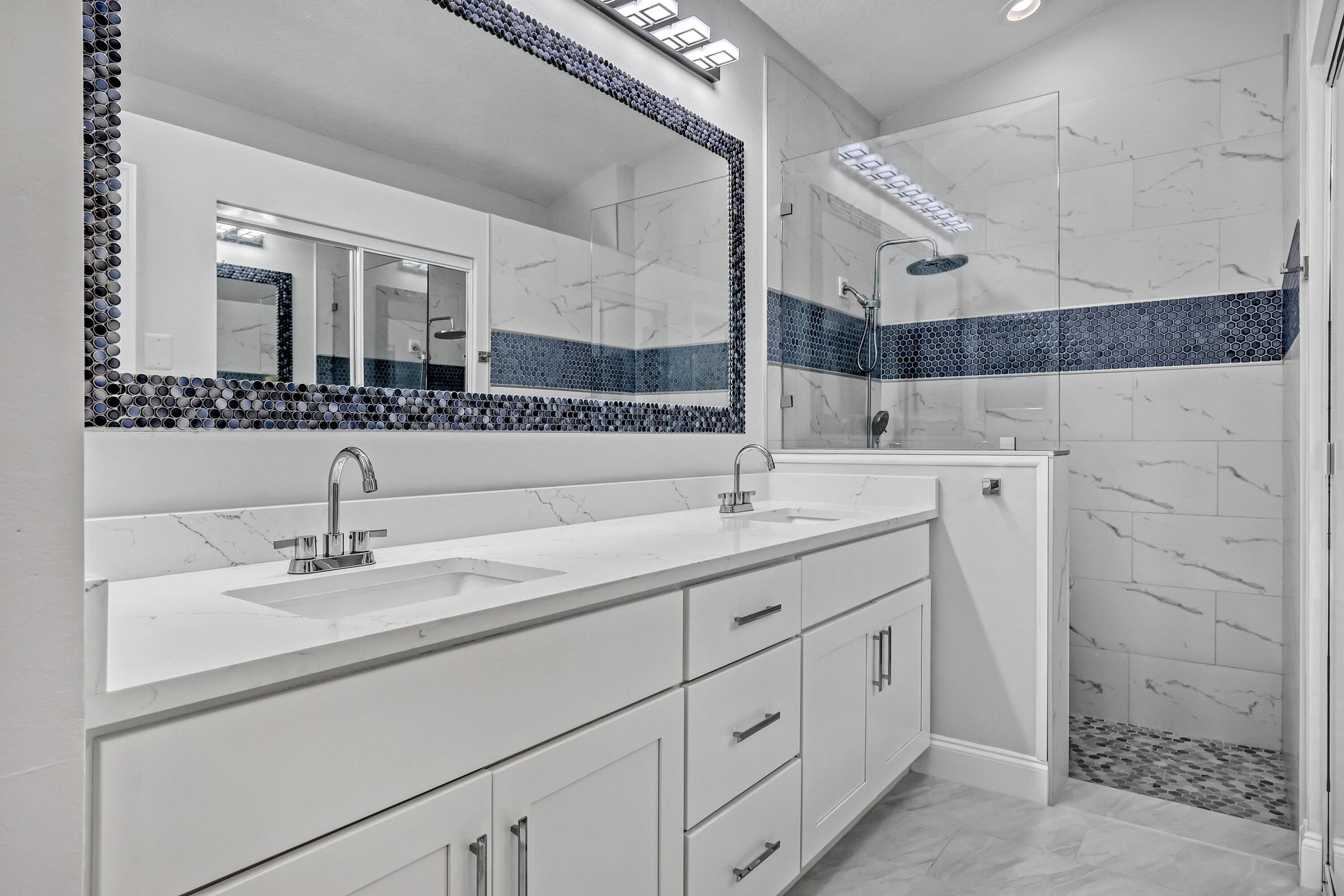 Plenty of space for all your personal toiletries.