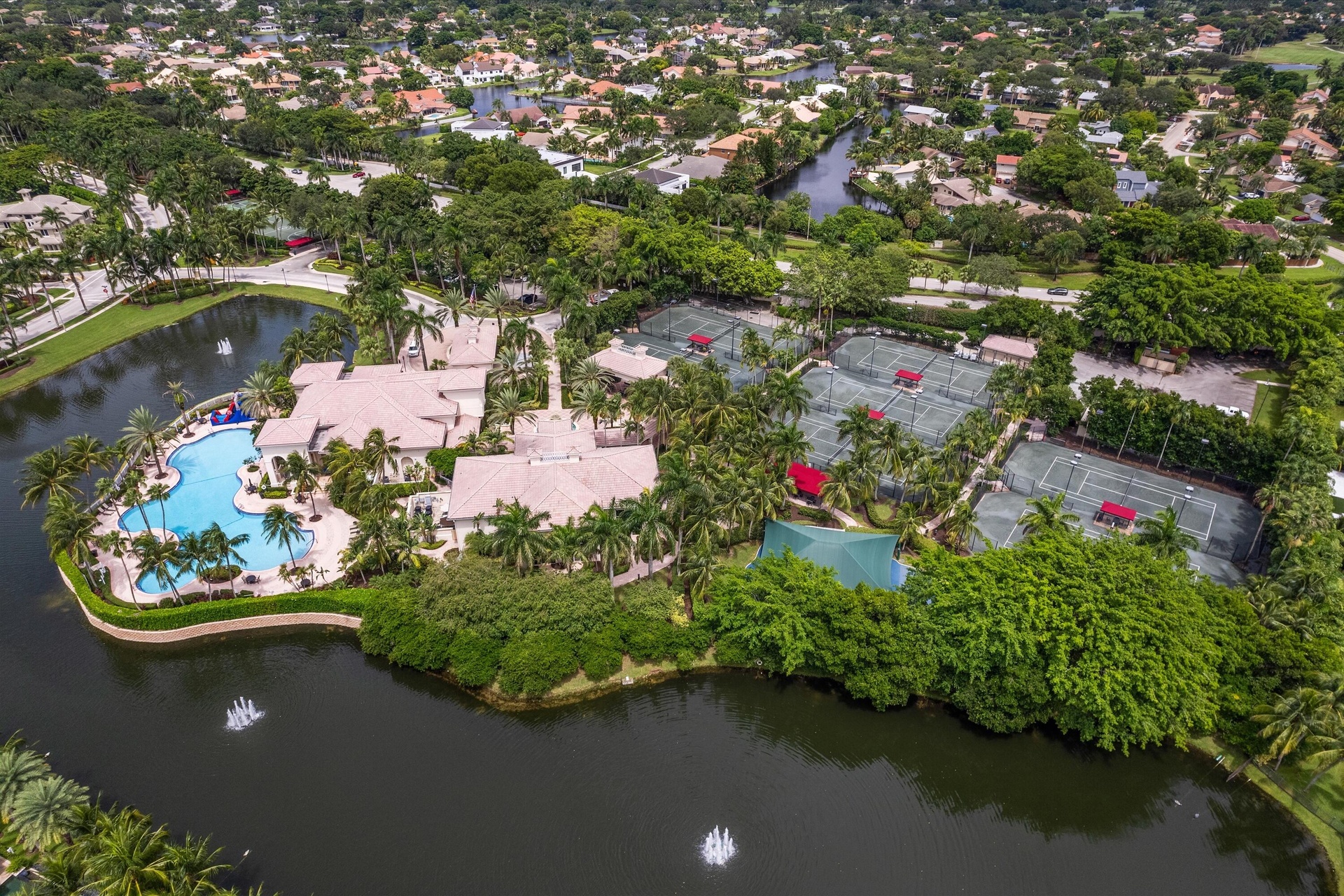 THE SPECTACULAR HAWKS LANDING CLUB EXCLUSIVELY FOR HAWKS LANDING RESIDENTS AND THEIR GUESTS!