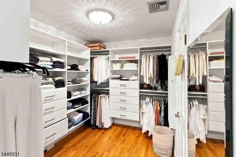 WALK IN CLOSET