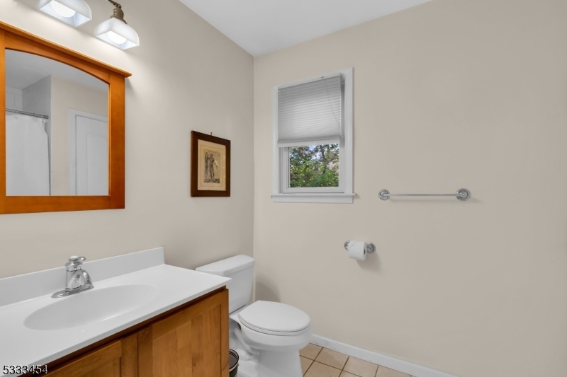 2nd level hall bath