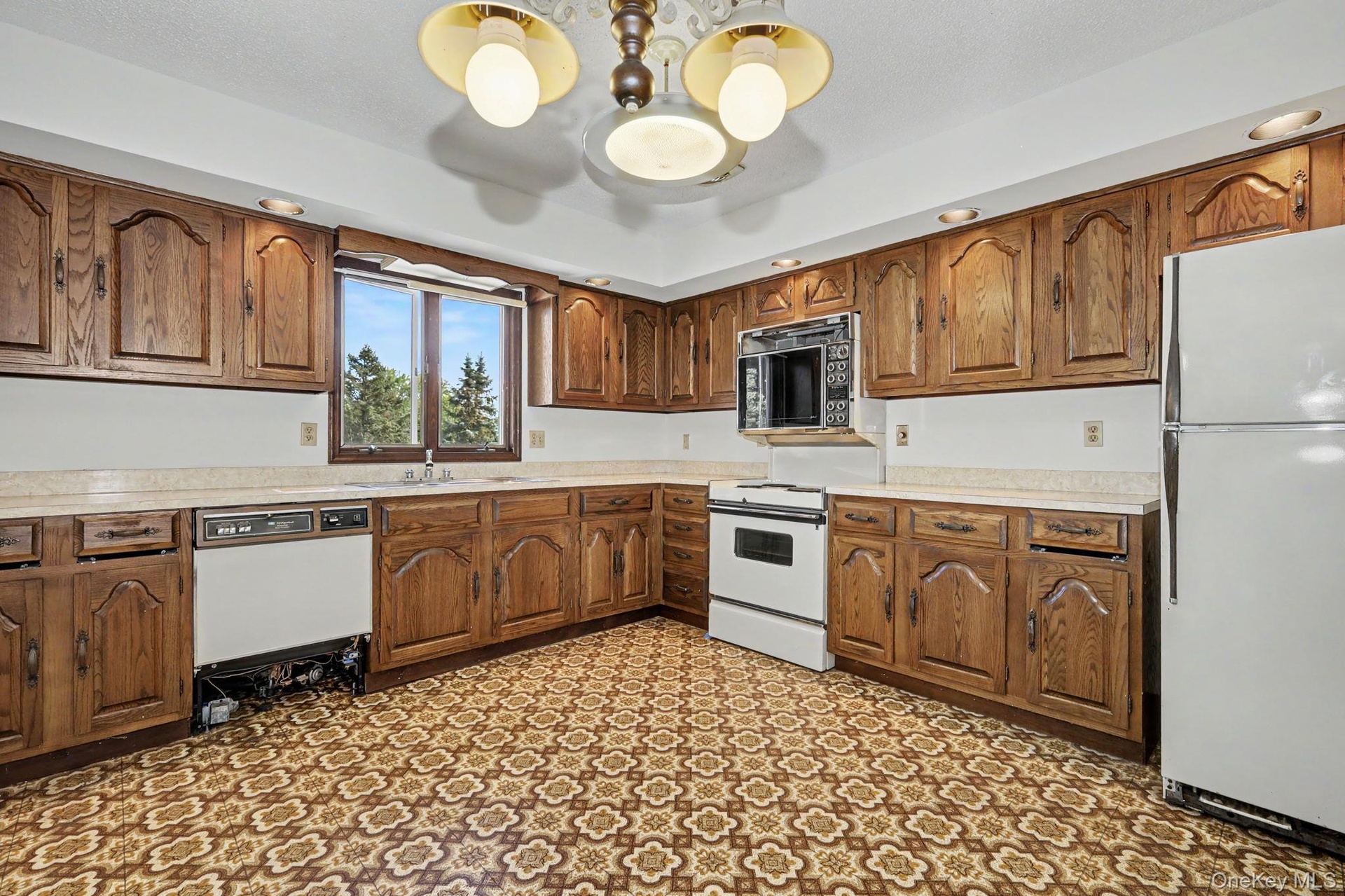 Spacious eat-in kitchen