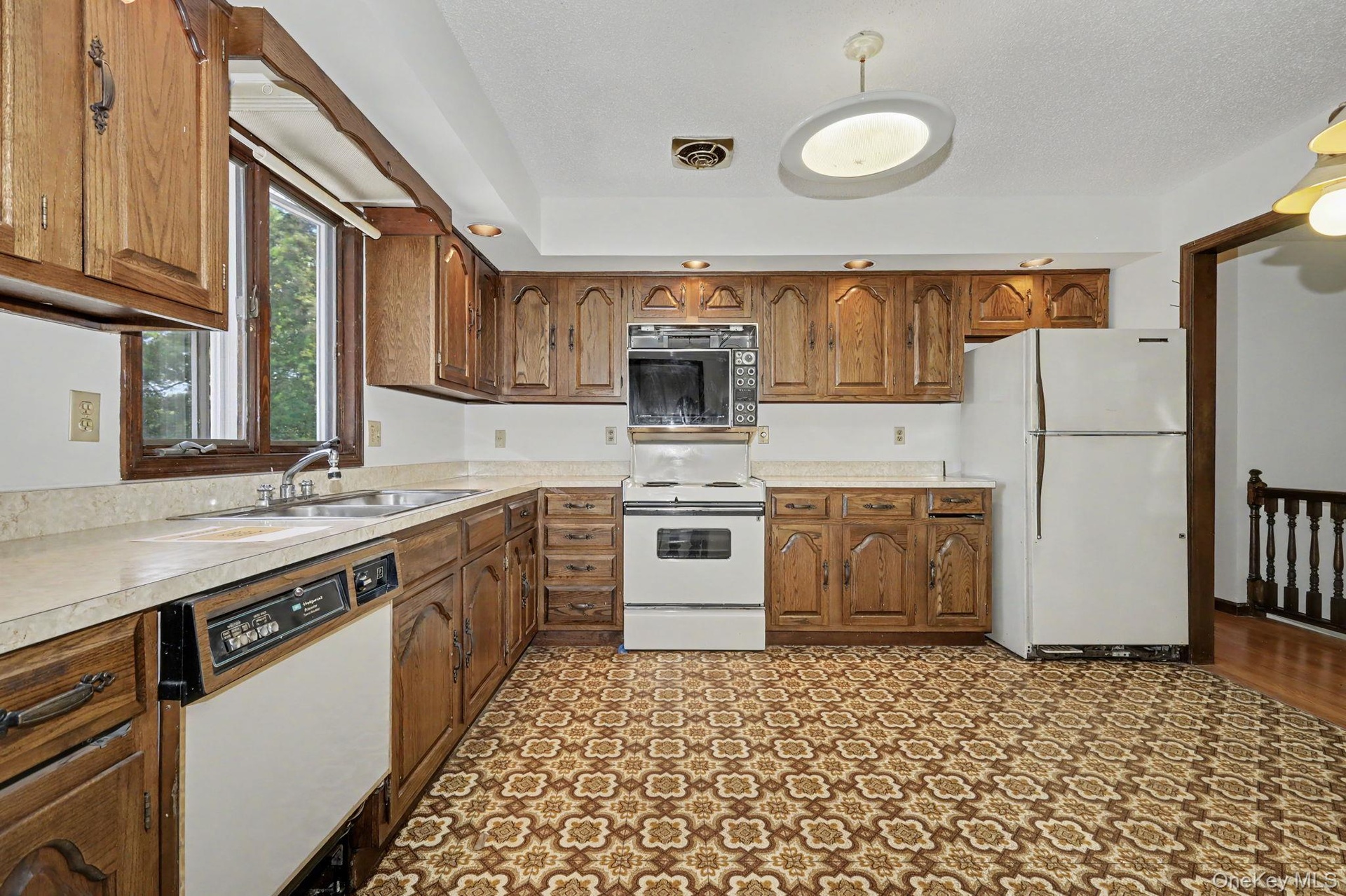 Spacious eat-in kitchen