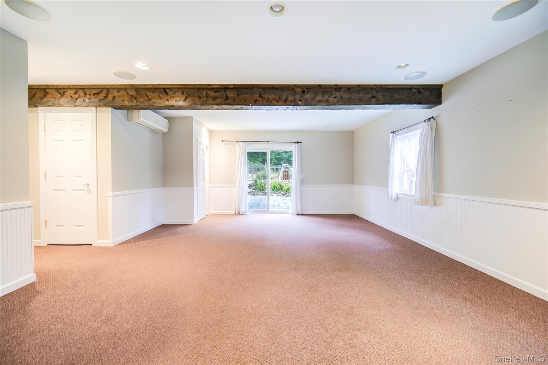 With a separate entrance this bonus space  (580+sqft) is  just perfect for additional sleeping area, a hobby room, children's play area, office space 