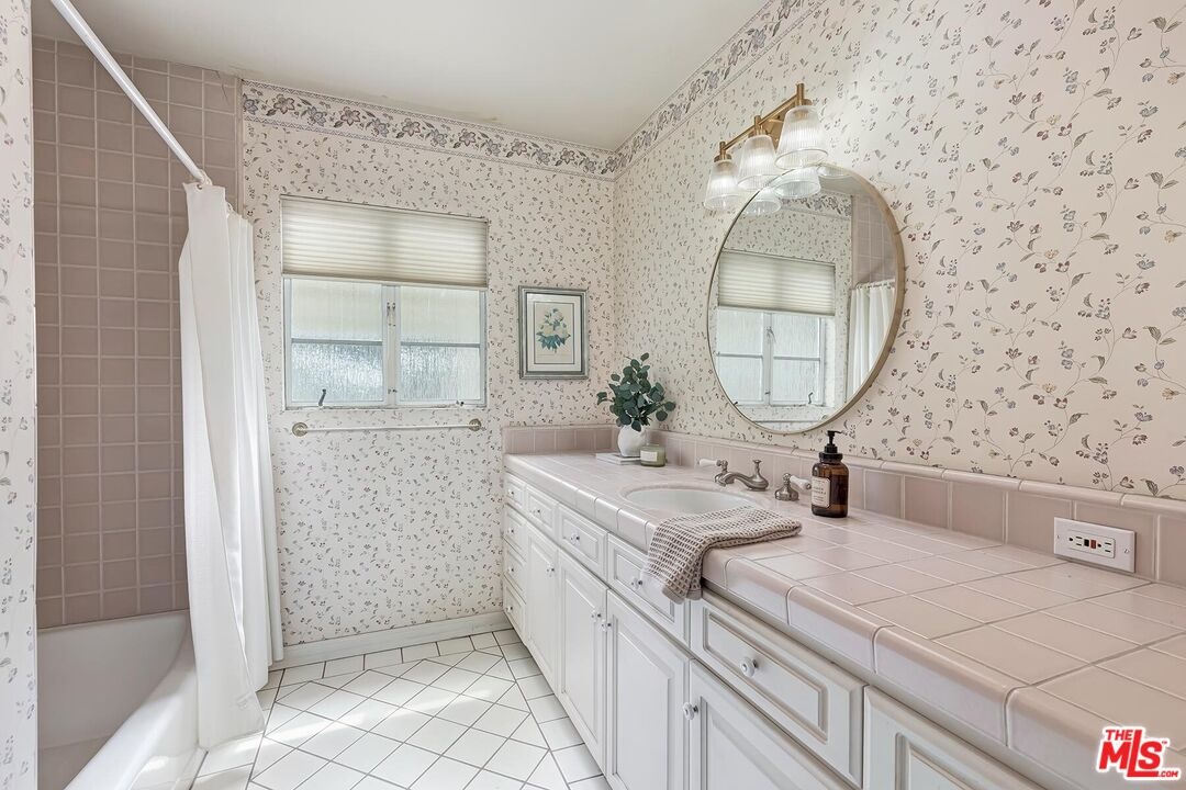 Full hall bath