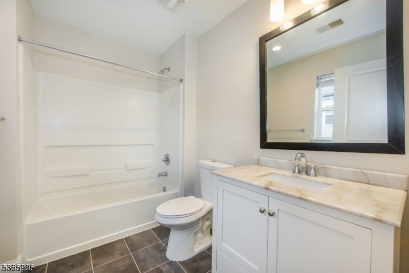 Bedroom 2 Ensuite Bath