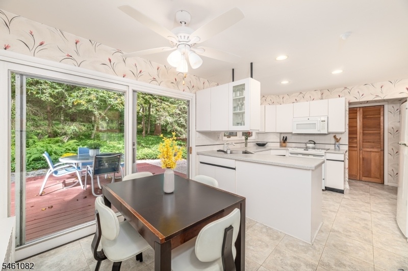 Eat-In Kitchen