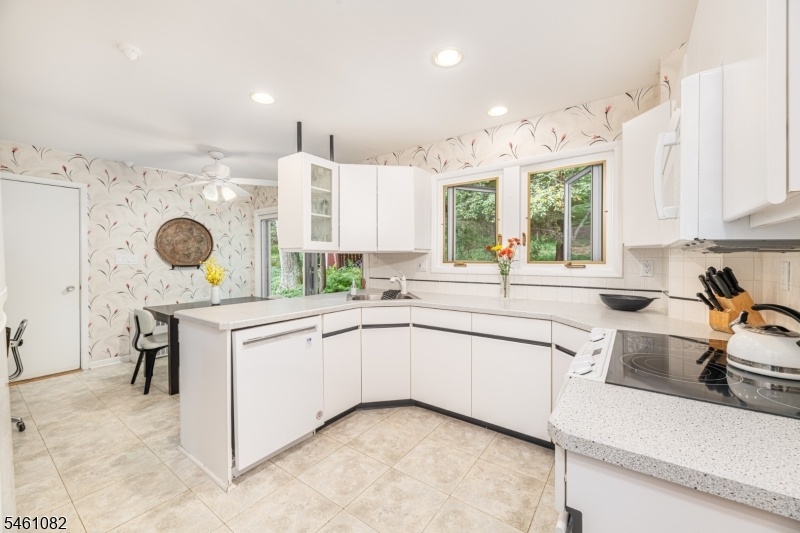 Eat-In Kitchen