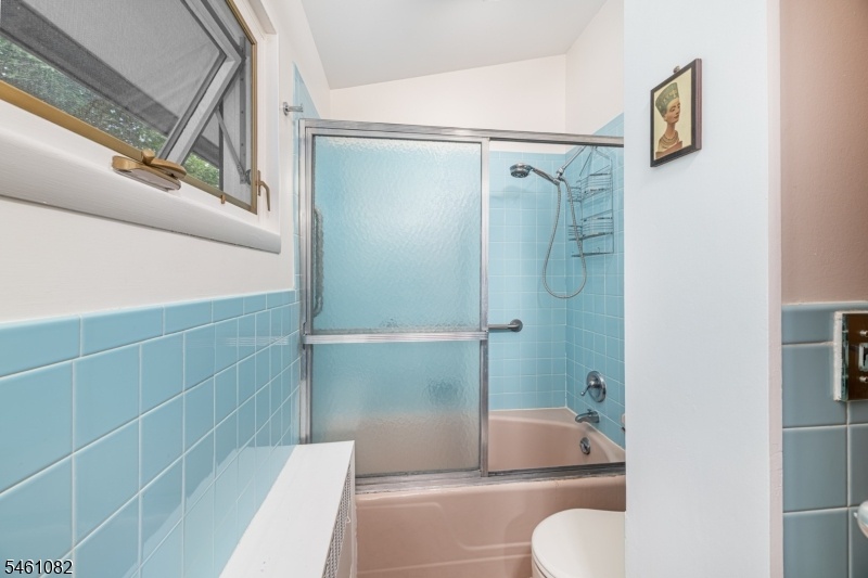 2nd Level Hall Full Bath