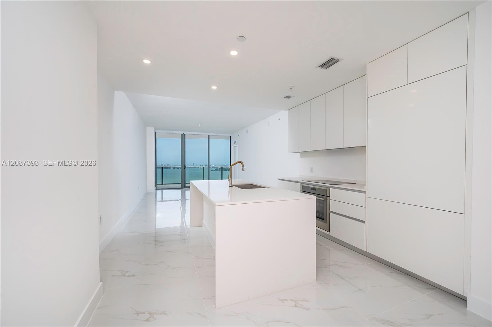 Top of the line appliances, great quartz top island great to entertain