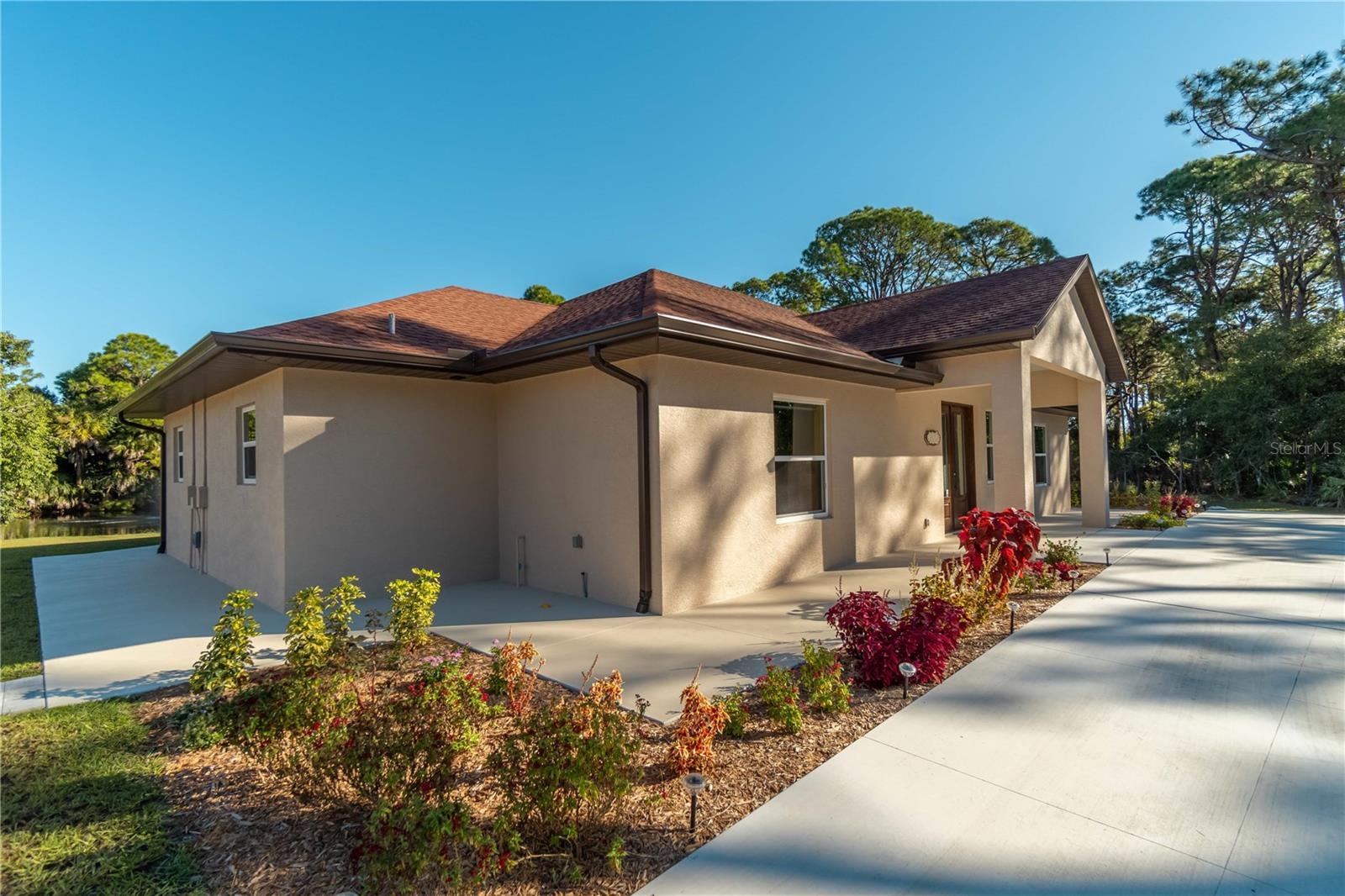 Side view of the guest house.