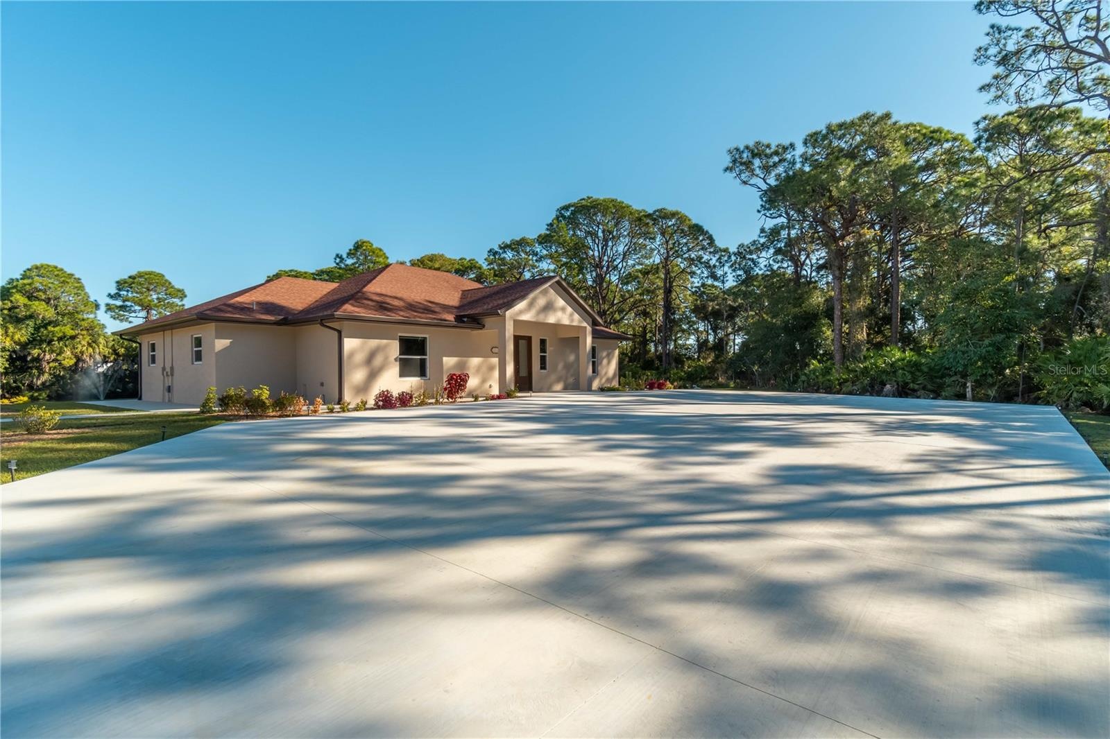 Notice all of the parking (and privacy) around  the guest house.