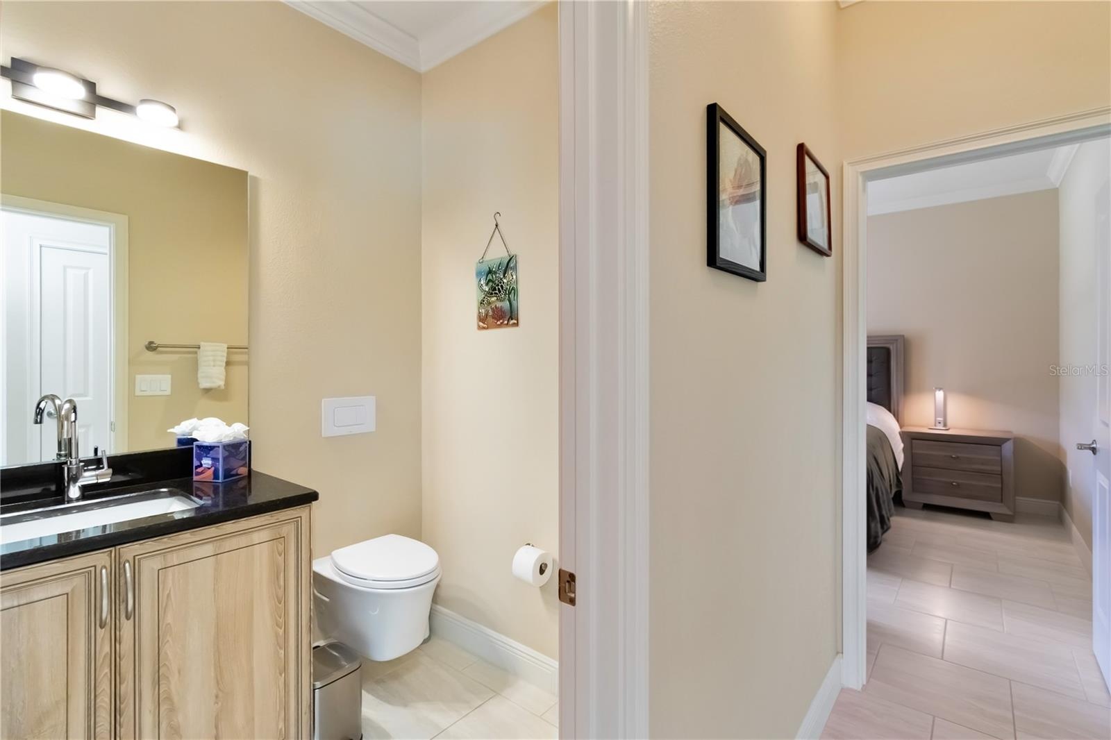 Another view of the bathroom.