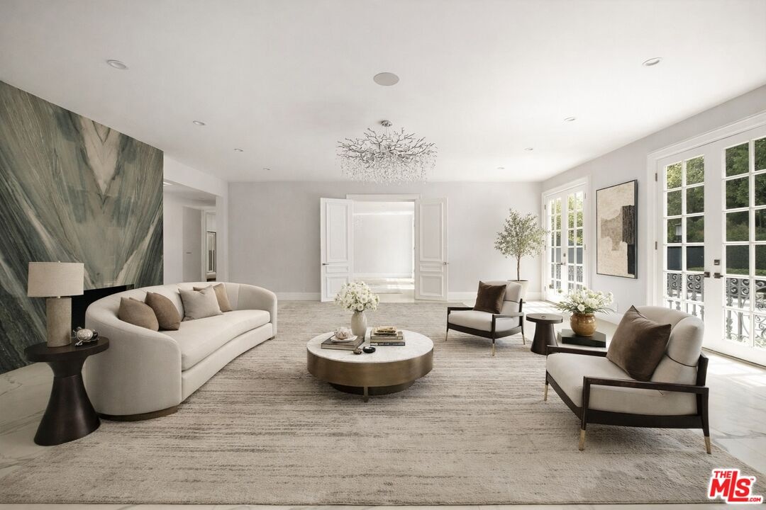 Living Room/Entry