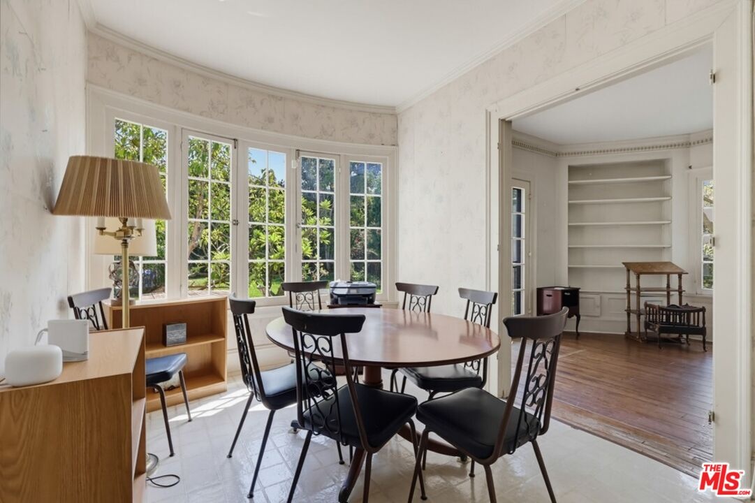 breakfast room