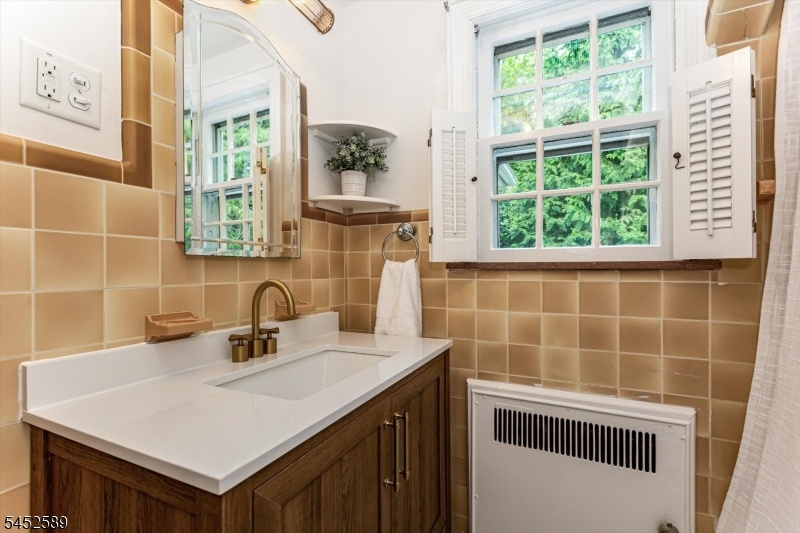 Bathroom / Second Floor