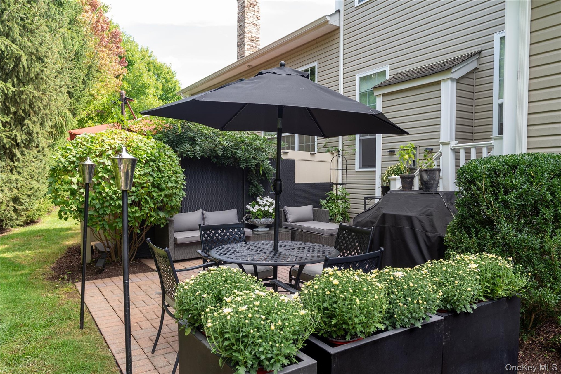 Outdoor terrace off-kitchen