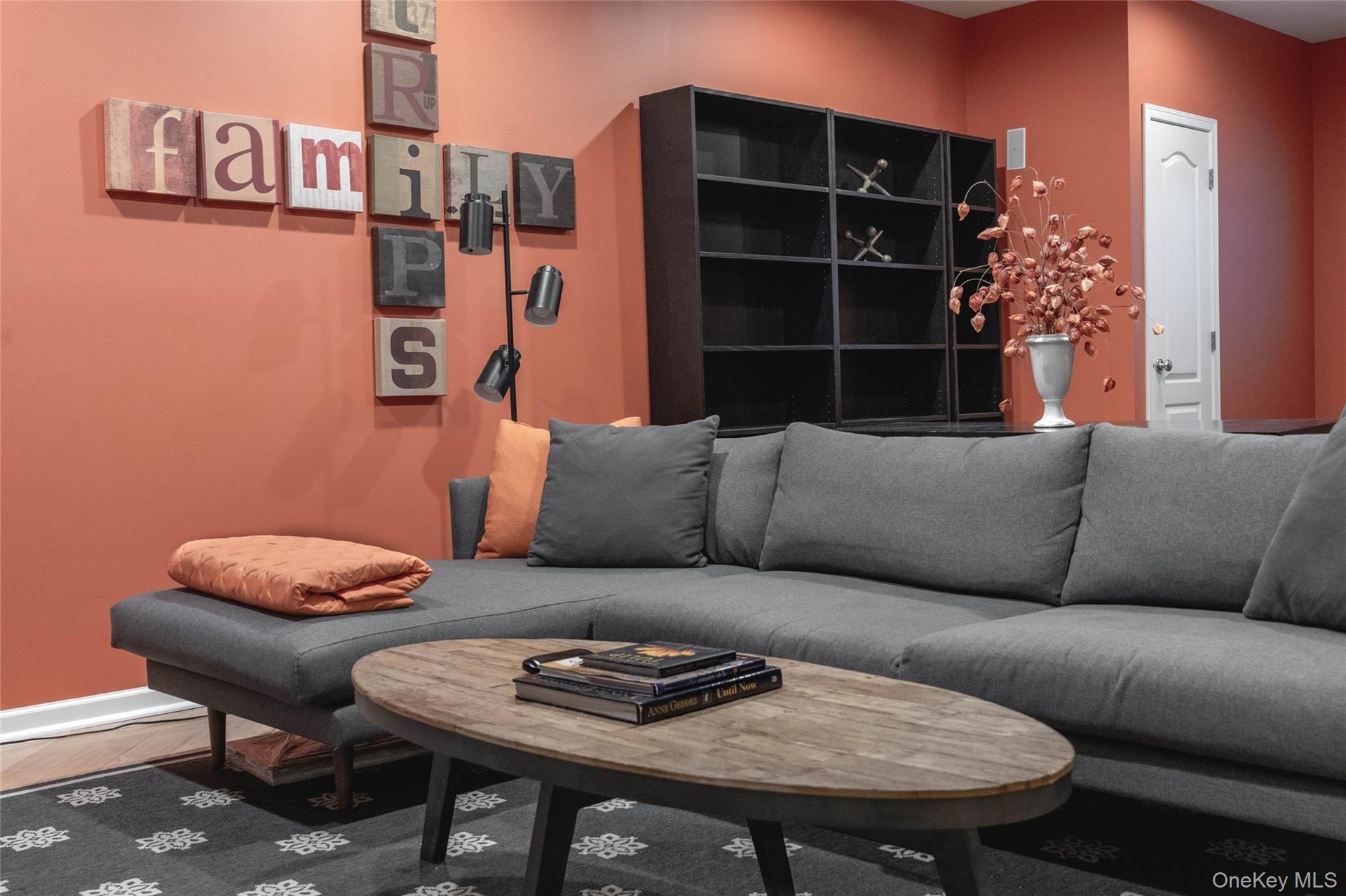 Finished basement w/seating