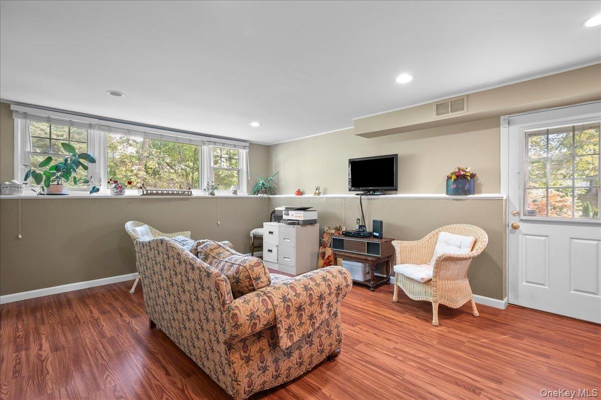 Office/study/ TV room/bedroom with separate entrance